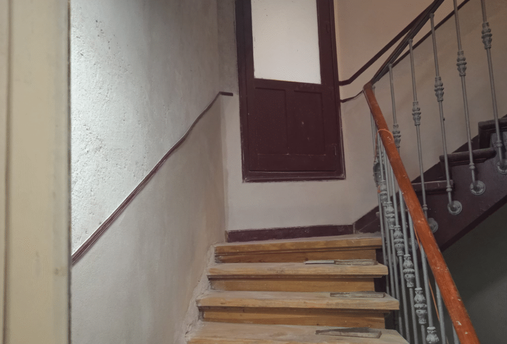 Humedades en portales y escaleras comunitarias