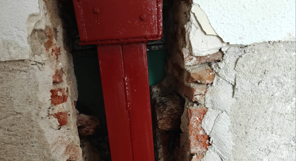 señales de riesgo estructural por humedad